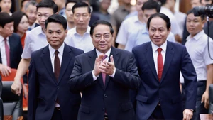 范明正总理前来出席越共中央关于海防市行政单位合并相关决议和决定的公布仪式。