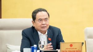 越南国会主席陈青敏发言。