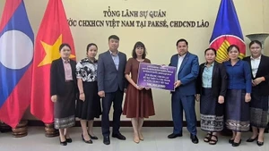 老挝色贡省捐赠3亿越盾，支援岘港市克服自然灾害造成的后果。