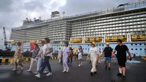 来自“海洋赞礼号”的游客走下邮轮，开始顺化参观行程。（图片由顺化旅游局提供）