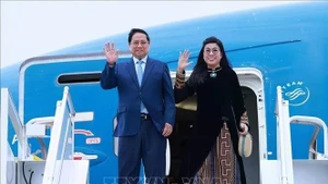 政府总理范明正和夫人抵达爱沙尼亚伦纳特·梅里塔林国际机场，开始对爱沙尼亚进行正式访问。（图片来源：越通社）