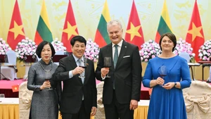 梁强主席与夫人同瑙塞达总统与夫人出席欢迎宴会。