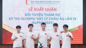参加第九届欧洲物理奥林匹克竞赛的越南代表队由5名学生组成。（图片来源：越南百科大学）