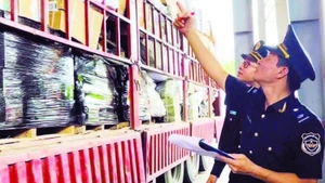 国际友谊口岸海关干部检查货运车辆。