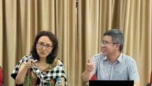 美国国家合作社商业协会代表巴吉·谢尔昌在会上发表讲话。（图片来源：越通社）