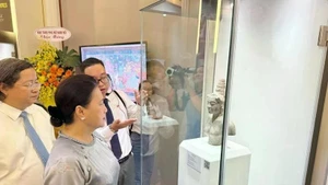 前国会主席阮氏金银参观展览。（图片来源：越通社）