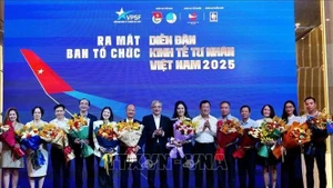 2025年越南民营经济论坛组委会成员正式亮相。(图片来源：越通社）