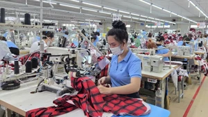 广义省和寿服装厂生产现场。（本报记者 明勇摄）