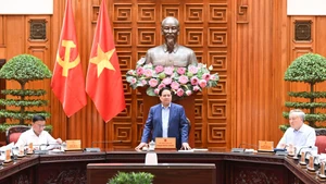 政府总理范明正在会上发言。