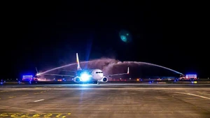 首趟从中国深圳飞往越南广宁云屯国际机场的包机航班，抵达时受到“水门礼”隆重迎接。