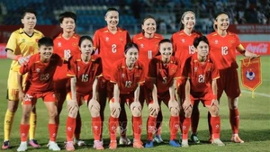 越南国家女子足球队在第33届东运会上获得银牌。（图片来源：越通社）