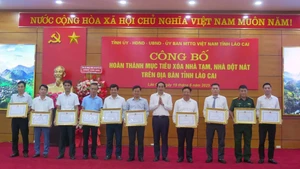 在老街省“携手消除危旧房”竞赛运动中取得出色成绩的个人获表彰。（图片来源：越通社）