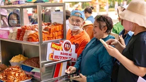 胡志明市市民在“黄花”面包店购买面包。