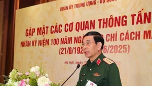 越共中央政治局委员、中央军委副书记、国防部长潘文江大将发表讲话。（图片来源：越通社）