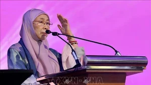 马来西亚总理夫人拿督斯里旺·阿兹莎·旺·依斯迈博士在论坛上发表讲话。（图片来源：越通社）