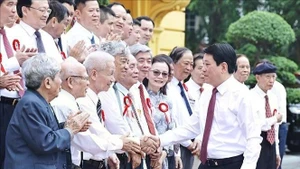 国家主席梁强在主席府亲切会见全国优秀新闻工作者代表。（图片来源：越通社）