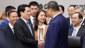 越南国家主席梁强在2025年亚太经济合作组织(APEC)领导人会议期间会见中共中央总书记、中国国家主席习近平。(图片来源:越通社)