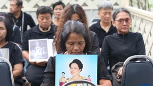 泰国民众于2025年10月26日在曼谷朱拉隆功国王纪念医院悼念诗丽吉王太后。(图片来源:新华社)