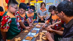 陈日燏小学的学生们在河内市帆行文化艺术中心的空间内，兴奋地参与“智愚”游戏。