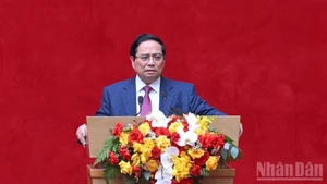 范明正总理在会上发言。