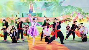 开幕式文艺节目以“雄伟莱州——绚丽多彩”为主题。