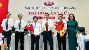 2025年6月16日，岘港市内务局党委公布成立黄沙特区党支部的决定。