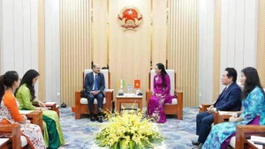 印度驻越南大使桑迪普·阿里亚和广义省委书记、省人民议会主席裴氏琼云。（图片来源：越通社）