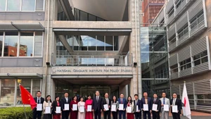 结业仪式结束后,越南司局级干部代表团在日本国立政策研究大学院大学(GRIPS)校园内合影留念。