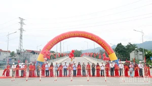 各位代表为宣光省山阳乡绕镇公路及大桥建设项目剪彩落成。