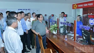 范明正总理对兴富坊公共行政中心行政手续办理情况进行检查。（图片来源：越通社）