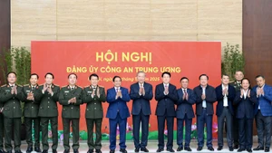 苏林总书记和各位党和国家领导人以及各位代表出席会议。