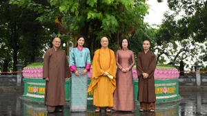 国家主席梁强的夫人阮氏明月与不丹王后吉增·佩玛及镇国寺住持释清雅上座合影。
