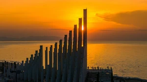 三胜塔在 75 天内快速建成。（本报记者 明秀摄）