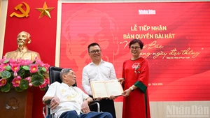 《人民报》社总编辑黎国明与作曲家范宣和其家人合影。