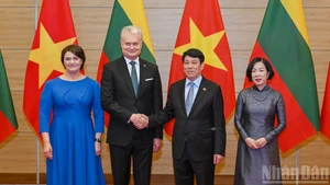 越南国家主席梁强和夫人与立陶宛总统吉塔纳斯·瑙塞达和夫人合影。