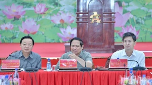 政府总理范明正主持召开关于湄公河三角洲地区高速公路项目实施情况会议。（青江 摄）
