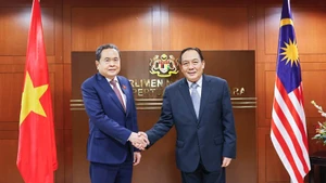 马来西亚国会上议院议长阿旺比米迎接越南国会主席陈青敏。