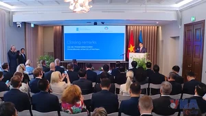 当地时间6月6日下午，越南政府总理范明正在爱沙尼亚首都塔林出席越南—爱沙尼亚企业座谈会。