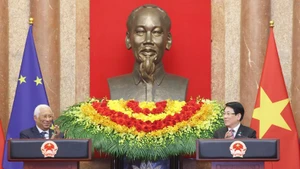 越南国家主席梁强与欧洲理事会主席安东尼奥·科斯塔会见记者。