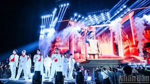 这是由越南《人民报》与河内市人民委员会联合举办的大型文化艺术活动。