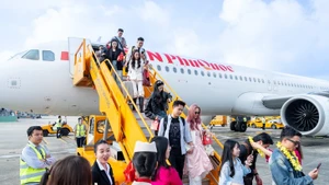 太阳富国航空公司飞机将游客送往岘港市。