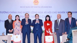 越南政府总理范明正向旅俄罗斯越南人社群赠送礼品。