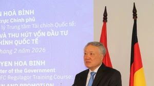 越南政府常务副总理、越南国际金融中心执行委员会主席阮和平出席由越德大学举办的国际金融中心管理者培训班（IFCR03）开班典礼并致贺词。