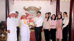 林同省领导拉姆弯节前夕走访慰问占族同胞。