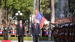 越共中央总书记苏林同老挝人民革命党中央总书记、国家主席通伦·西苏里。（图片来源：越通社）