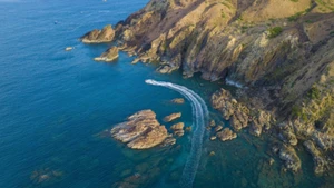 归仁风峡清澈见底的海水。