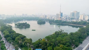 河内统一公园的绿地有助于净化和调节气候。