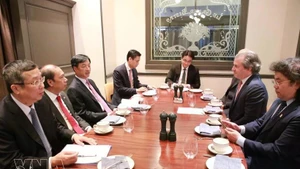 越共中央政治局委员、中央科技、创新与数字化转型指导委员会副主任、河内市委书记阮维玉会见Rosen Partners集团执行经理丹尼尔·罗森。