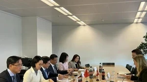 越南与瑞士代表团举行双边会晤。