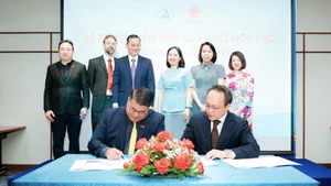 Central Retail越南公司与乐天广场市场签署了合作谅解备忘录。